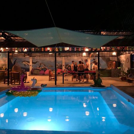 Ananas Guesthouse Moalboal Bagian luar foto