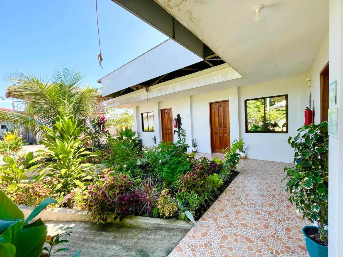 Ananas Guesthouse Moalboal Bagian luar foto