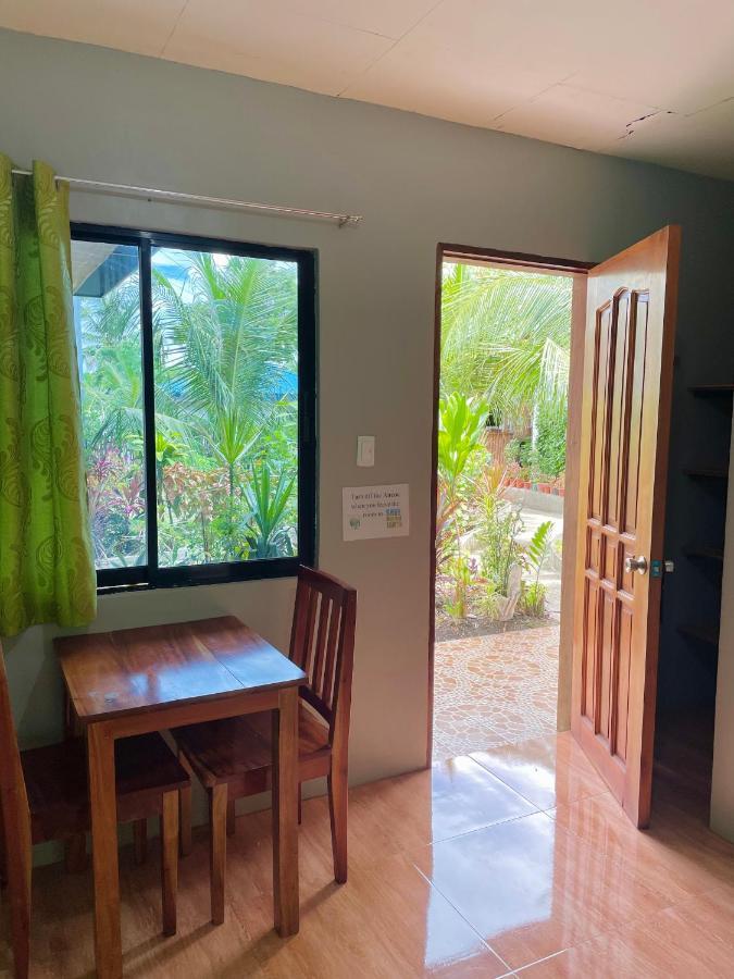 Ananas Guesthouse Moalboal Bagian luar foto
