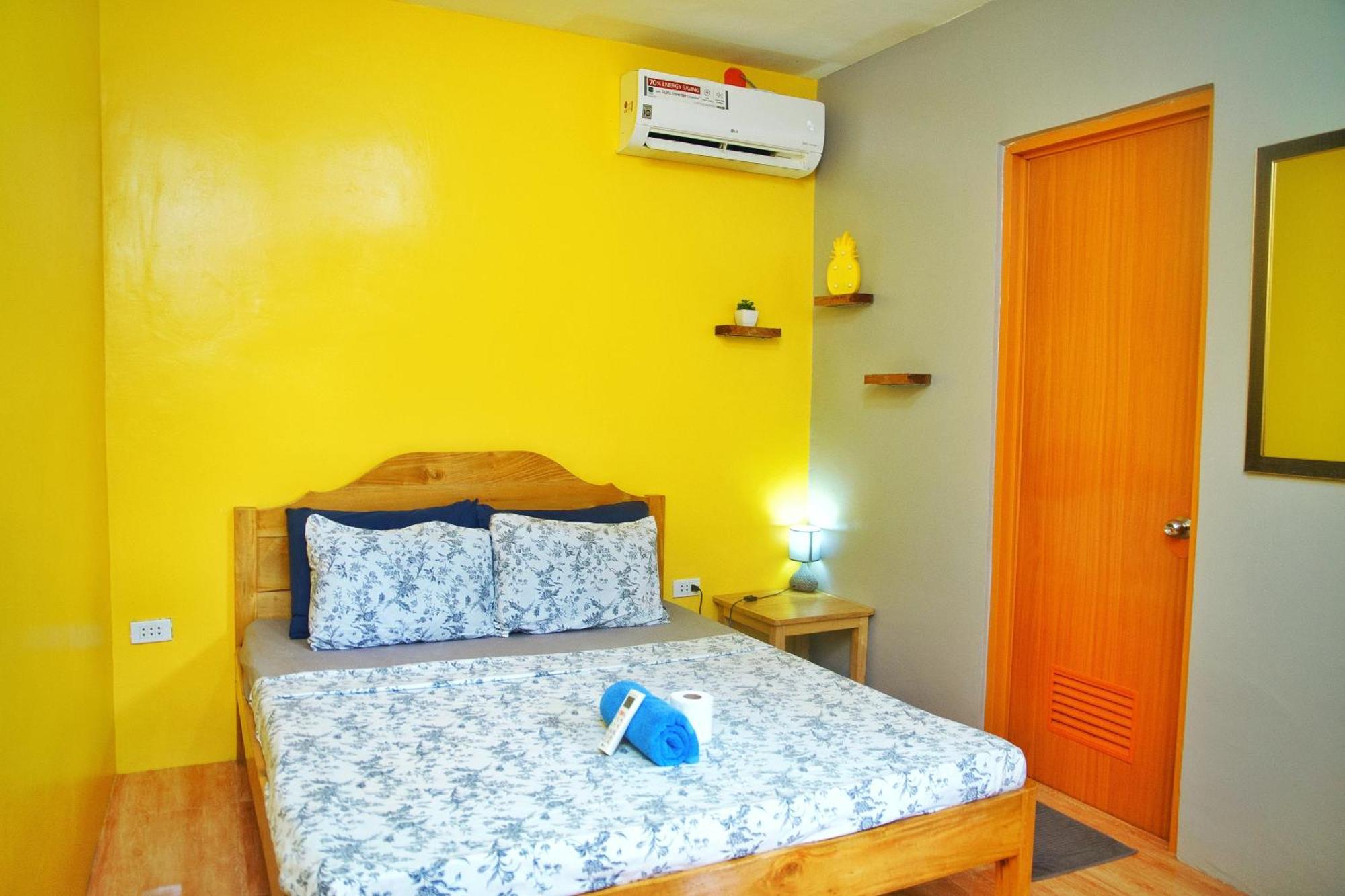 Ananas Guesthouse Moalboal Bagian luar foto