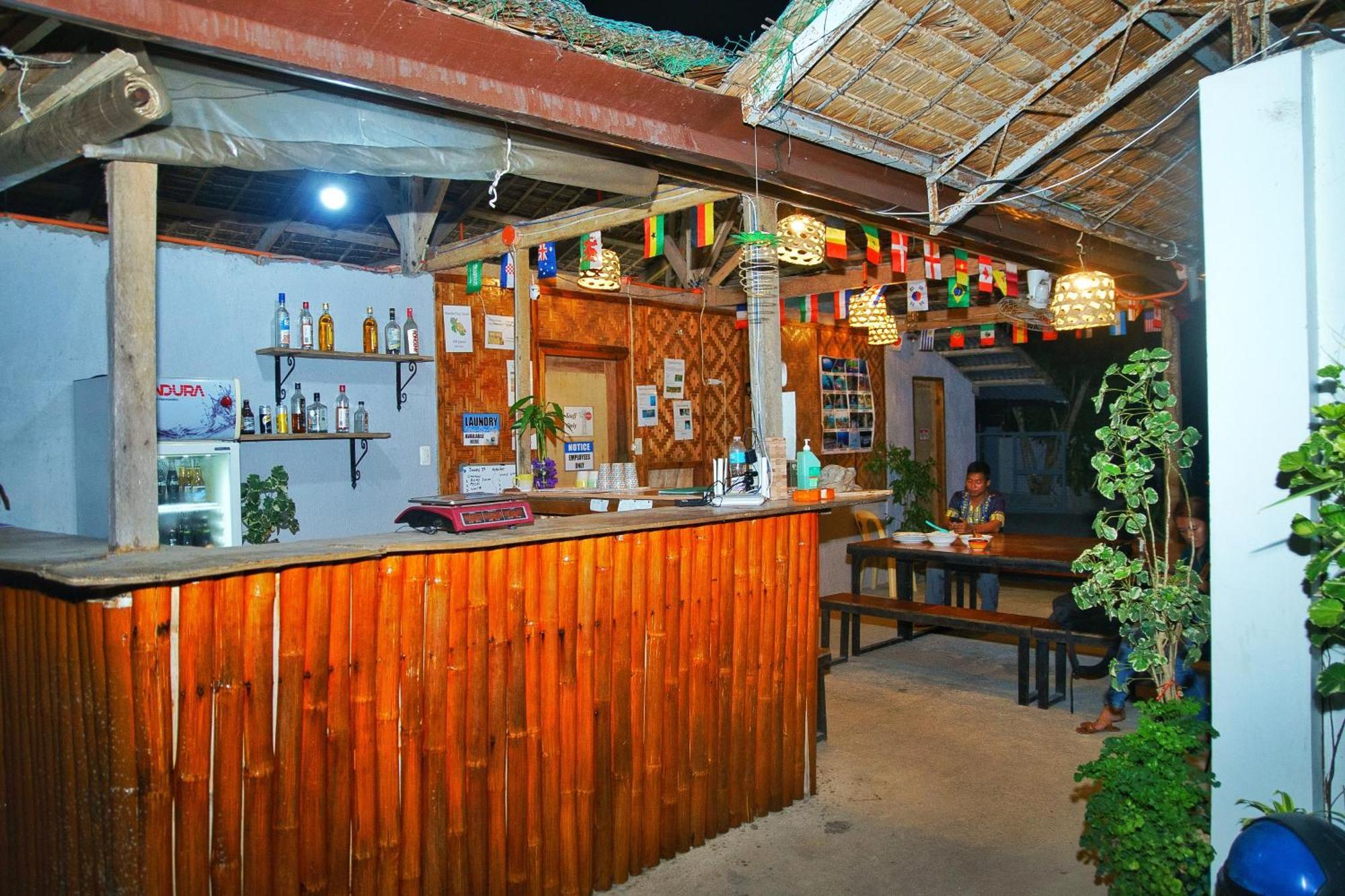 Ananas Guesthouse Moalboal Bagian luar foto