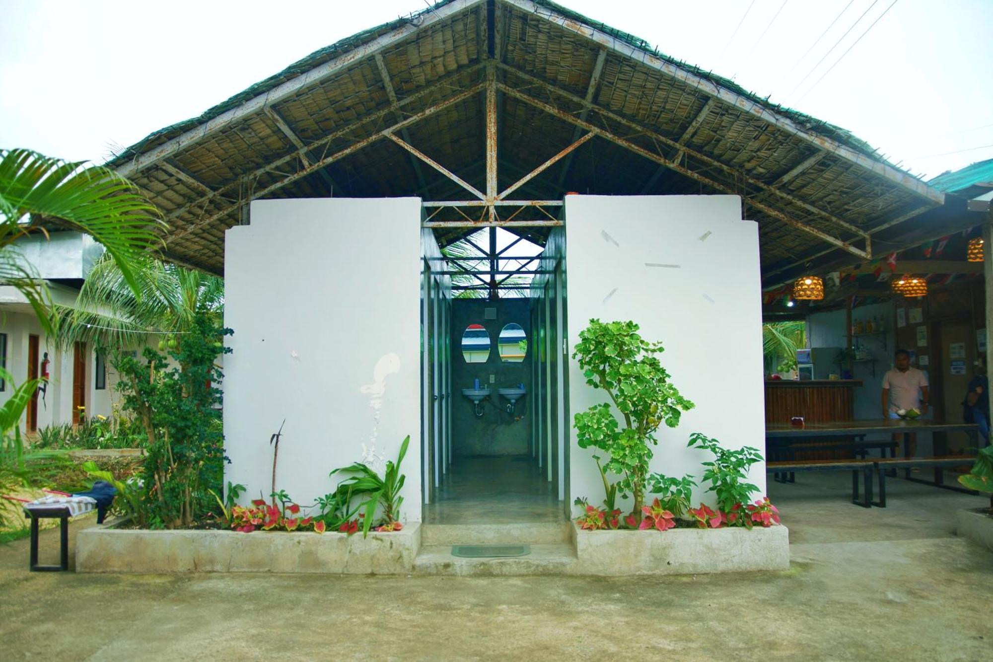 Ananas Guesthouse Moalboal Bagian luar foto