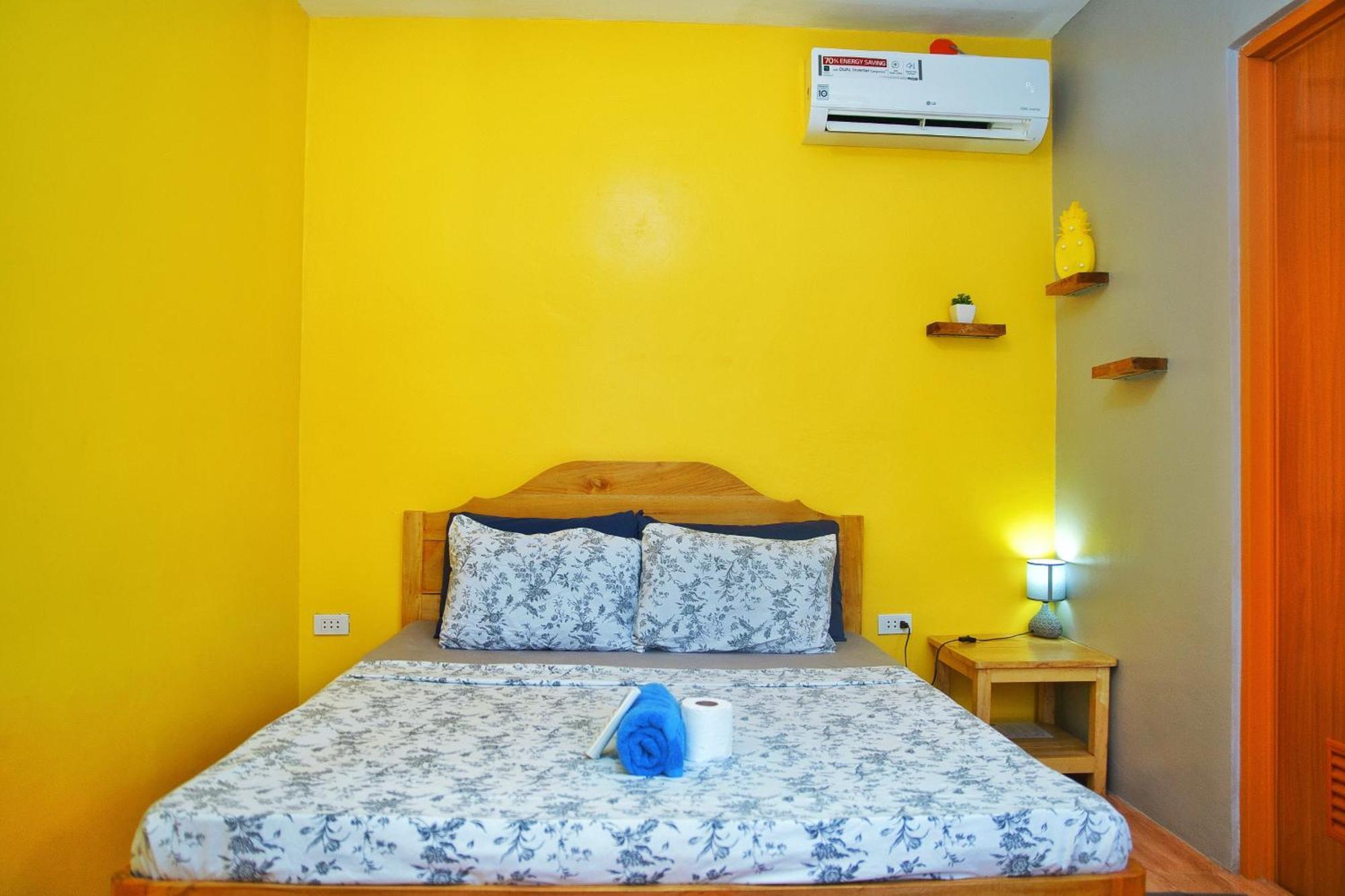 Ananas Guesthouse Moalboal Bagian luar foto