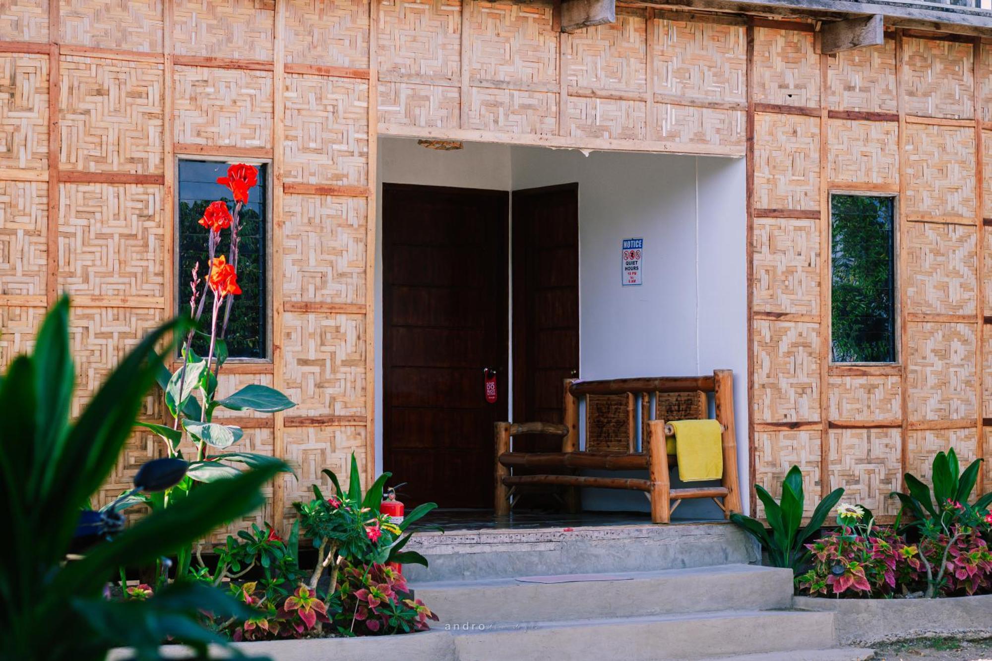 Ananas Guesthouse Moalboal Bagian luar foto